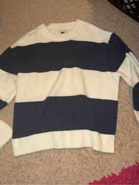 Lot of 3 sweaters American eagle and Hollister